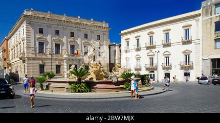 SYRAKUS, ITALIEN - 12. AUGUST 2017: Fontana di Diana Diana`s Brunnen in Archimede`s Platz, historischen Bereich von Ortigia Innenstadt in Syrakus Stockfoto